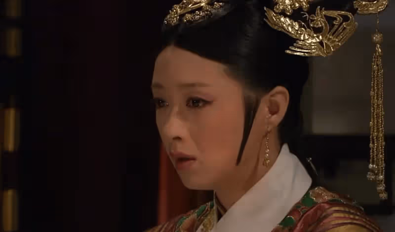 《甄嬛傳》:甄嬛生日那天,有誰注意到華妃穿的衣裳了?導演細節了