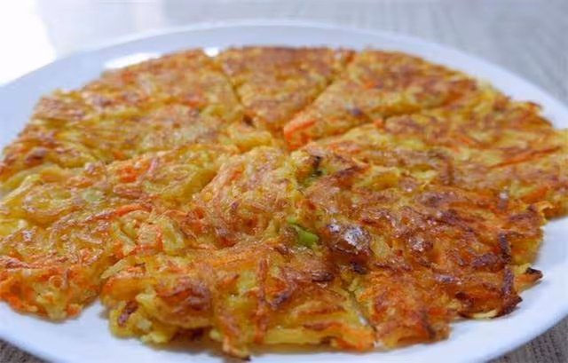 土豆新吃法,簡單易做的土豆餅,一次做一大張,濃香好吃超過癮