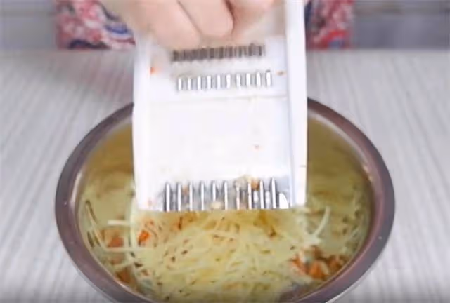 土豆新吃法,簡單易做的土豆餅,一次做一大張,濃香好吃超過癮