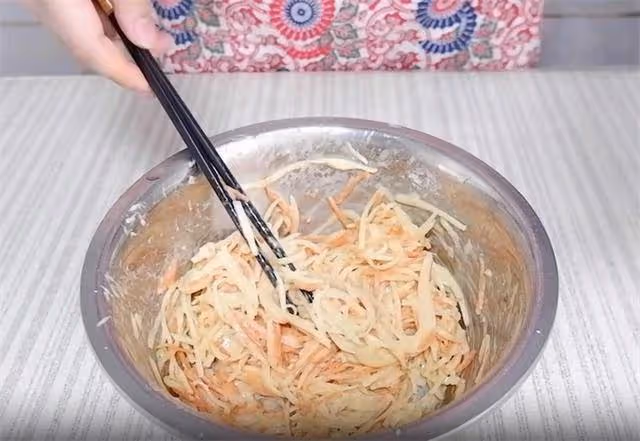 土豆新吃法,簡單易做的土豆餅,一次做一大張,濃香好吃超過癮