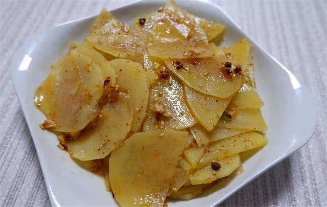 土豆片新吃法,一道香辣土豆片,簡單一拌就做好,吃著也超級過癮