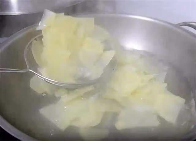 土豆片新吃法,一道香辣土豆片,簡單一拌就做好,吃著也超級過癮