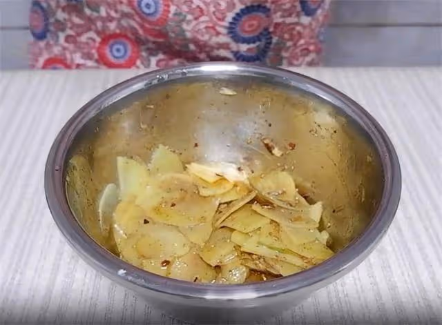 土豆片新吃法,一道香辣土豆片,簡單一拌就做好,吃著也超級過癮