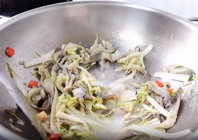 白菜和平菇搭配,一道鮮菇白菜,清淡好吃有營養,做法很簡單