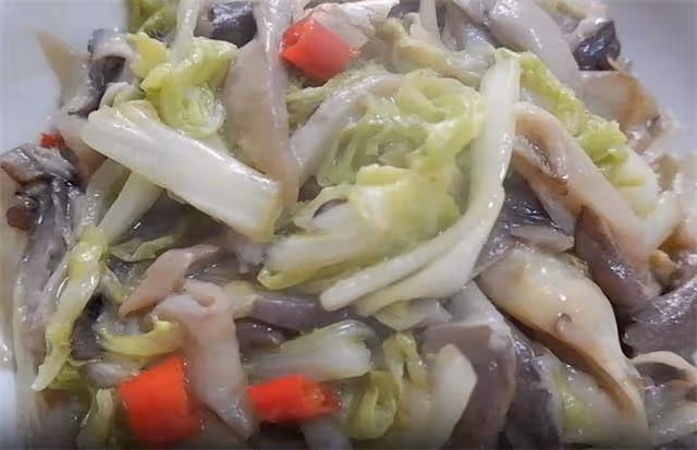 白菜和平菇搭配,一道鮮菇白菜,清淡好吃有營養,做法很簡單
