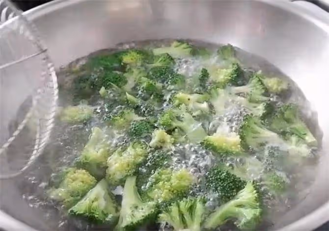 西蘭花不要放蒜蓉了，試試這樣做，清淡好吃，酸香可口，收藏了