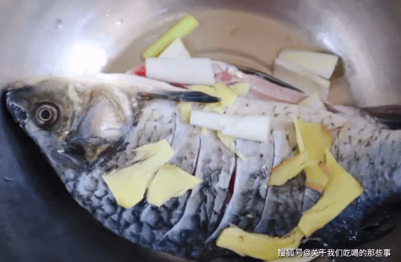 鯽魚湯怎麼做才無腥味?掌握好4點竅門,魚湯濃白鮮美,好喝極了