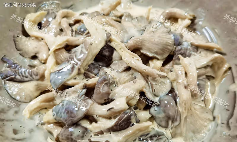炸蘑菇,到底用澱粉還是麵粉,教你正確做法,外酥里嫩涼了不回軟