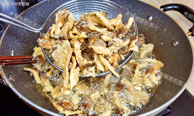 炸蘑菇,到底用澱粉還是麵粉,教你正確做法,外酥里嫩涼了不回軟