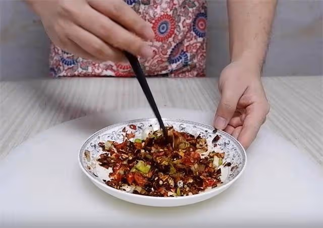 一把干辣椒,用火烤了做一道下飯菜,焦香十足,吃起來特別過癮