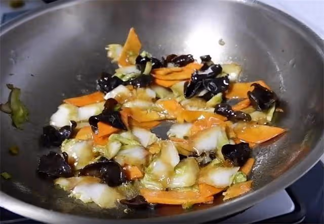 大魚大肉吃膩了,做一道簡單好吃的白菜炒木耳,健康好吃又有營養
