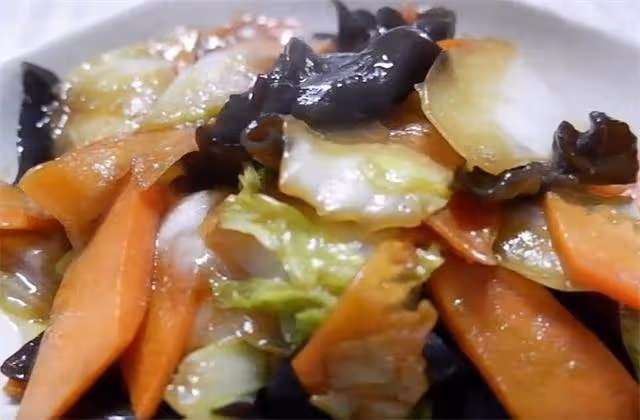 大魚大肉吃膩了,做一道簡單好吃的白菜炒木耳,健康好吃又有營養