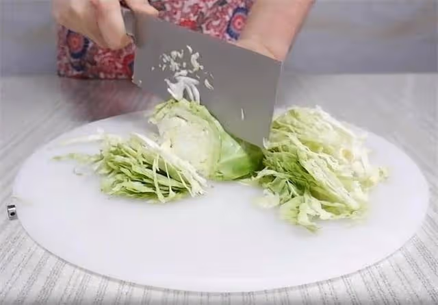 包菜新做法,一道涼拌包菜,鮮香好吃,做法還簡單,不比炒的差