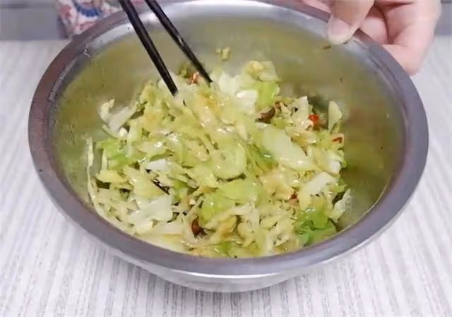 包菜新做法,一道涼拌包菜,鮮香好吃,做法還簡單,不比炒的差
