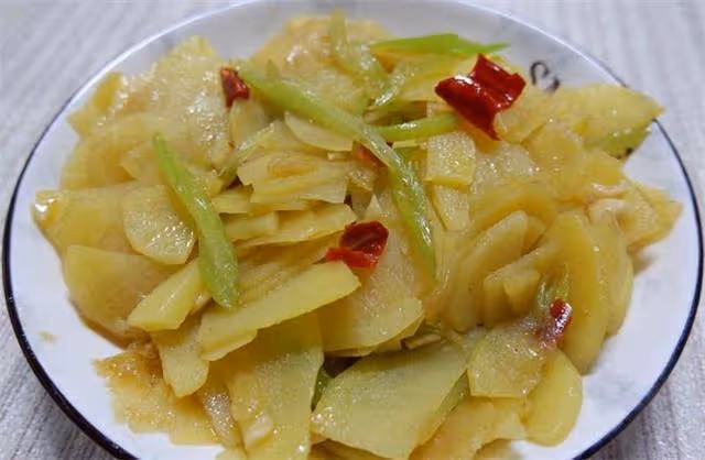 一個土豆兩根芹菜,做一道芹菜土豆片,鮮香好吃,換著方法吃土豆