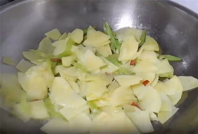 一個土豆兩根芹菜,做一道芹菜土豆片,鮮香好吃,換著方法吃土豆