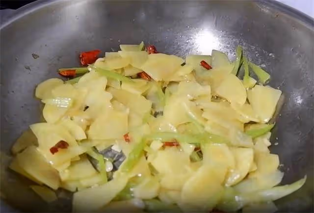 一個土豆兩根芹菜,做一道芹菜土豆片,鮮香好吃,換著方法吃土豆