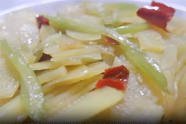 一個土豆兩根芹菜,做一道芹菜土豆片,鮮香好吃,換著方法吃土豆