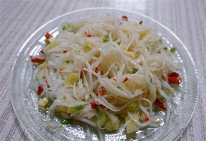 在家也能做大廚,一道涼拌白蘿蔔絲,爽口脆辣又解膩,吃著真過癮