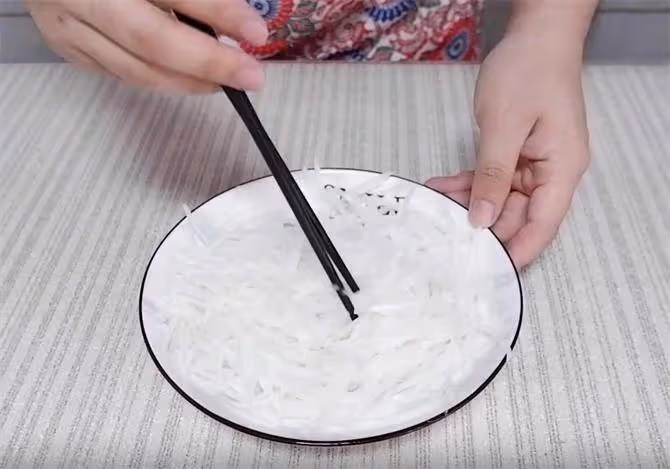 在家也能做大廚,一道涼拌白蘿蔔絲,爽口脆辣又解膩,吃著真過癮