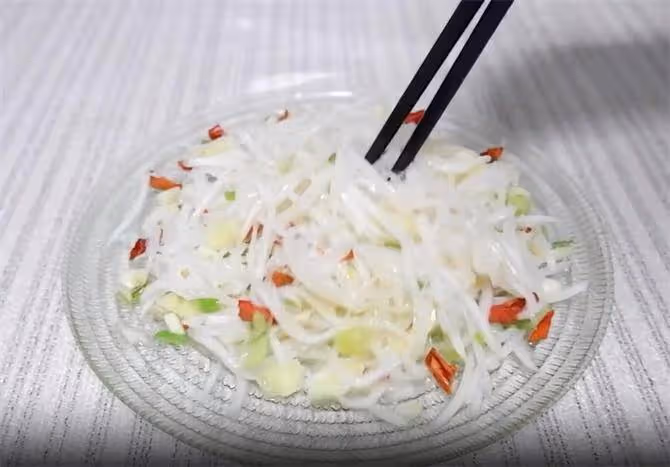 在家也能做大廚,一道涼拌白蘿蔔絲,爽口脆辣又解膩,吃著真過癮