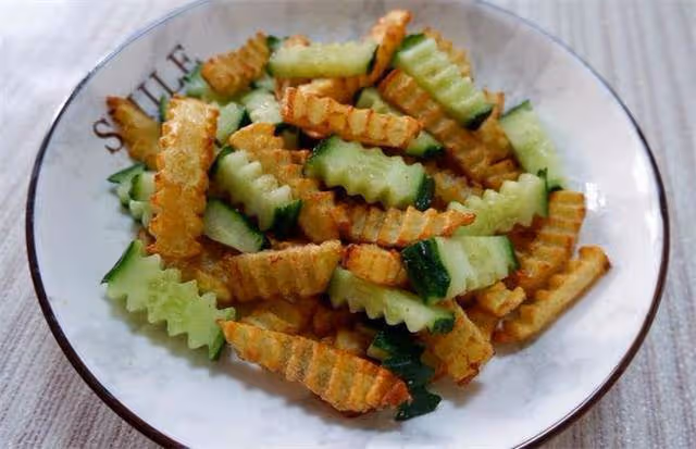 土豆和黃瓜搭配一道小菜,撒點鹽和胡椒粉,吃起來味道嘎嘎香