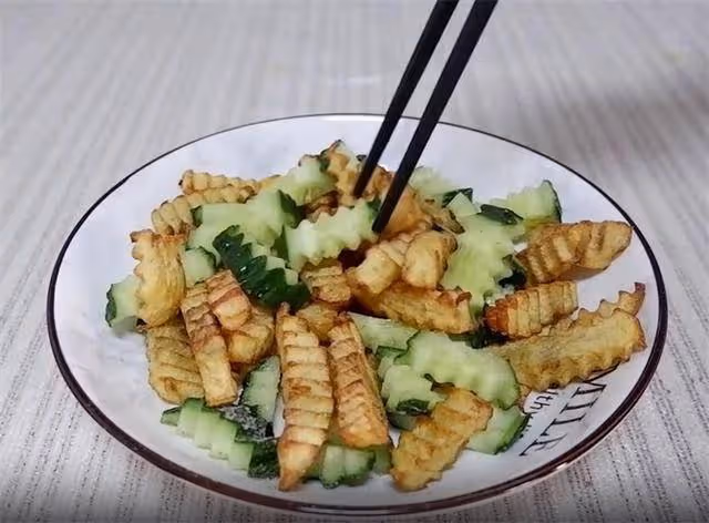 土豆和黃瓜搭配一道小菜,撒點鹽和胡椒粉,吃起來味道嘎嘎香