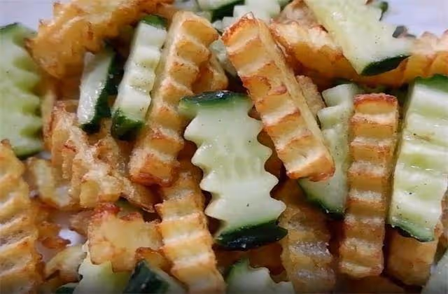 土豆和黃瓜搭配一道小菜,撒點鹽和胡椒粉,吃起來味道嘎嘎香
