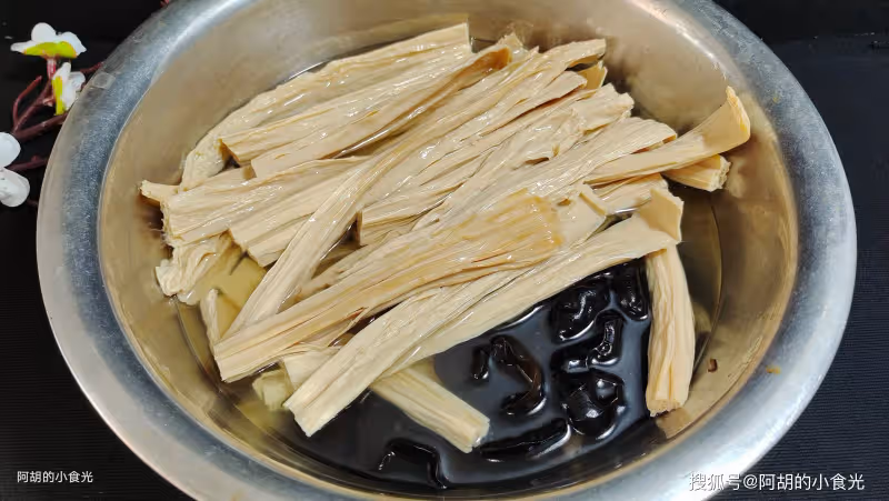 腐竹和它完美結合,不僅夠味還高蛋白!簡單燒一碗,軟嫩十足、滿口鮮滑