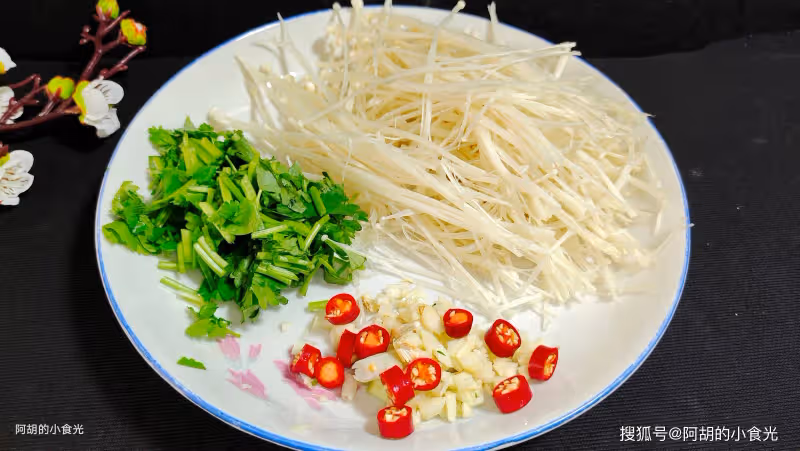 腐竹和它完美結合,不僅夠味還高蛋白!簡單燒一碗,軟嫩十足、滿口鮮滑