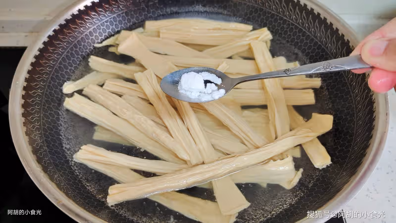 腐竹和它完美結合,不僅夠味還高蛋白!簡單燒一碗,軟嫩十足、滿口鮮滑