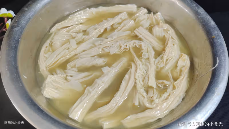 腐竹和它完美結合,不僅夠味還高蛋白!簡單燒一碗,軟嫩十足、滿口鮮滑