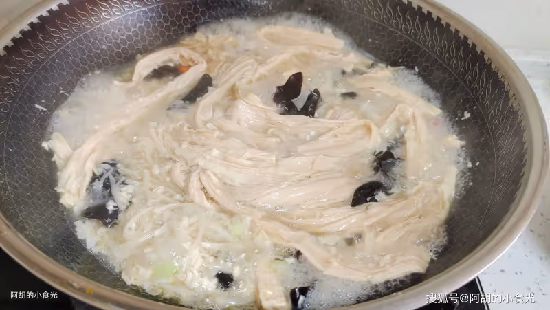腐竹和它完美結合,不僅夠味還高蛋白!簡單燒一碗,軟嫩十足、滿口鮮滑