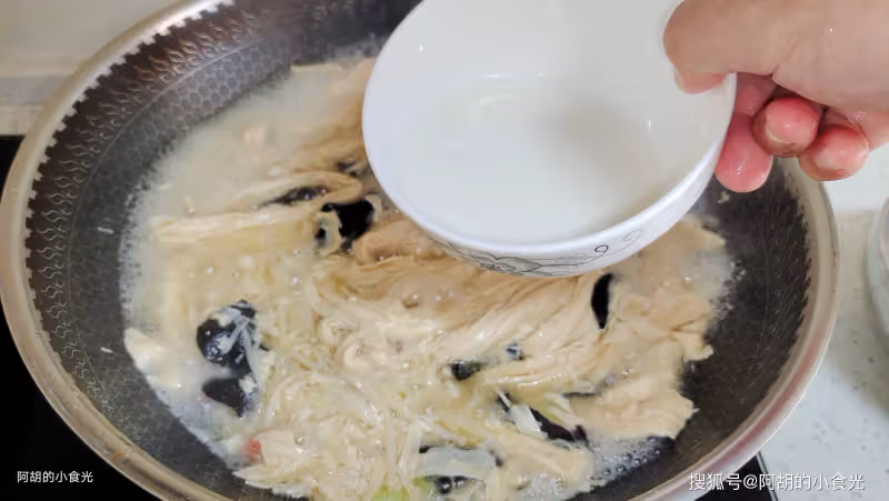 腐竹和它完美結合,不僅夠味還高蛋白!簡單燒一碗,軟嫩十足、滿口鮮滑