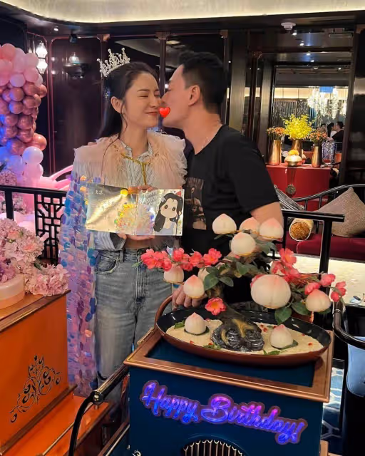 浪漫！林峯打造粉紅花海為老婆慶生！張馨月激動曬與公婆合照證地位