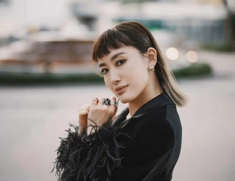 恭喜!34歲力捧花旦被曝與TVB幕後高層結婚,拍完新劇回公司內部派喜餅