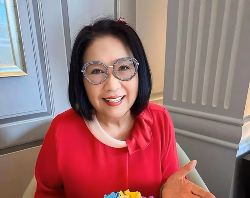 73歲TVB老戲骨新疆旅遊!曬少數民族服裝美照,身材圓潤氣質佳