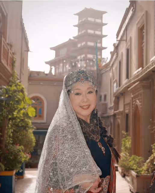 73歲TVB老戲骨新疆旅遊!曬少數民族服裝美照,身材圓潤氣質佳