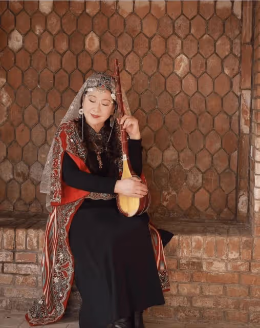 73歲TVB老戲骨新疆旅遊!曬少數民族服裝美照,身材圓潤氣質佳