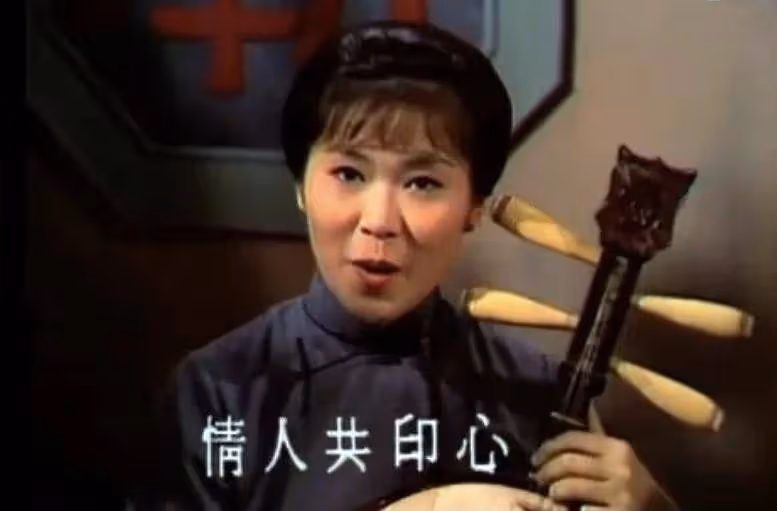 73歲TVB老戲骨新疆旅遊!曬少數民族服裝美照,身材圓潤氣質佳