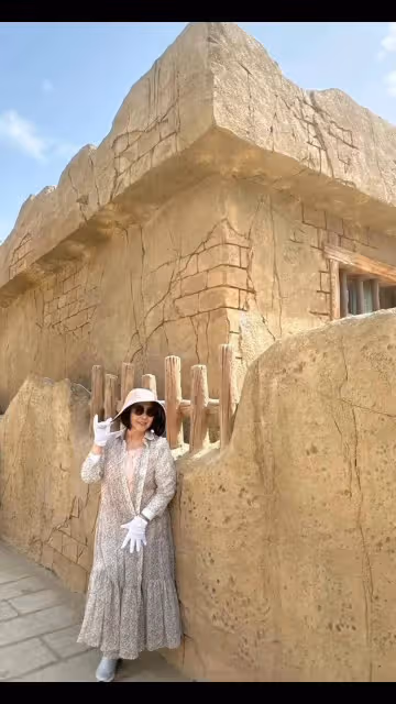 73歲TVB老戲骨新疆旅遊!曬少數民族服裝美照,身材圓潤氣質佳