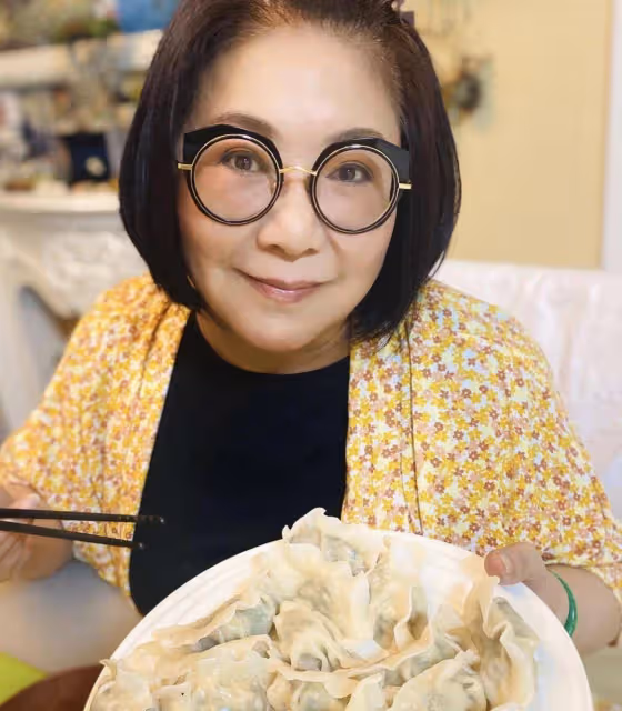 73歲TVB老戲骨新疆旅遊!曬少數民族服裝美照,身材圓潤氣質佳