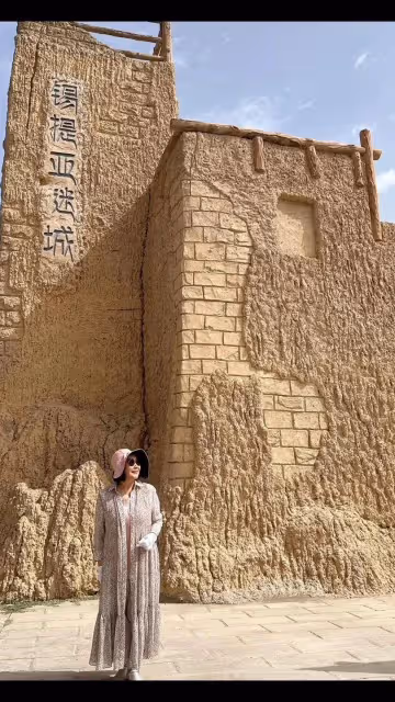 73歲TVB老戲骨新疆旅遊!曬少數民族服裝美照,身材圓潤氣質佳
