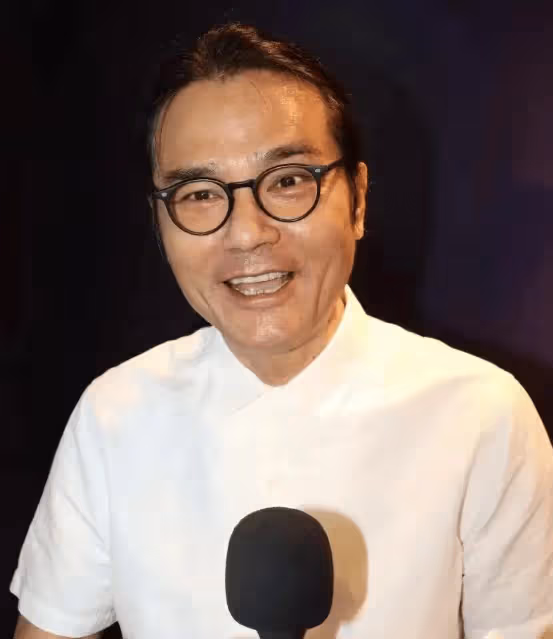57歲金像獎影帝摔傷被救護車抬走,笑言弄傷腰別想娶老婆,多個行程取消