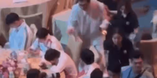 全紅嬋太火了!明星張譯主動拉她合影,成龍離場特意摸了摸她的頭