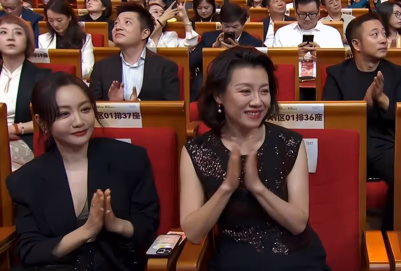 趙麗穎喜提「視後」,劉琳和唐嫣的不同態度,戳破了娛樂圈的真相