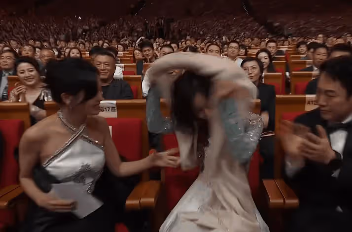 趙麗穎喜提「視後」,劉琳和唐嫣的不同態度,戳破了娛樂圈的真相