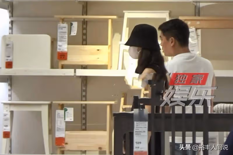 好甜!44歲殷桃與男友逛商超,親自喂其吃東西,曝男方背景強大