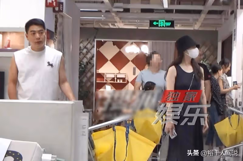 好甜!44歲殷桃與男友逛商超,親自喂其吃東西,曝男方背景強大