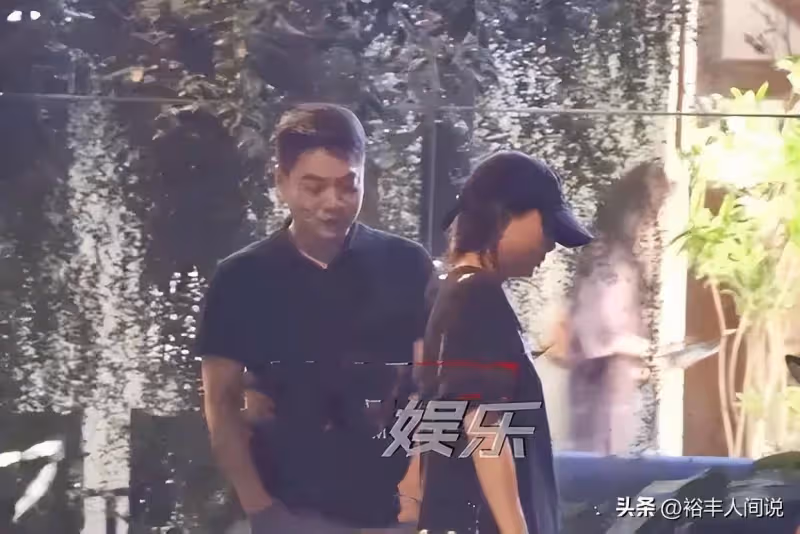 好甜!44歲殷桃與男友逛商超,親自喂其吃東西,曝男方背景強大